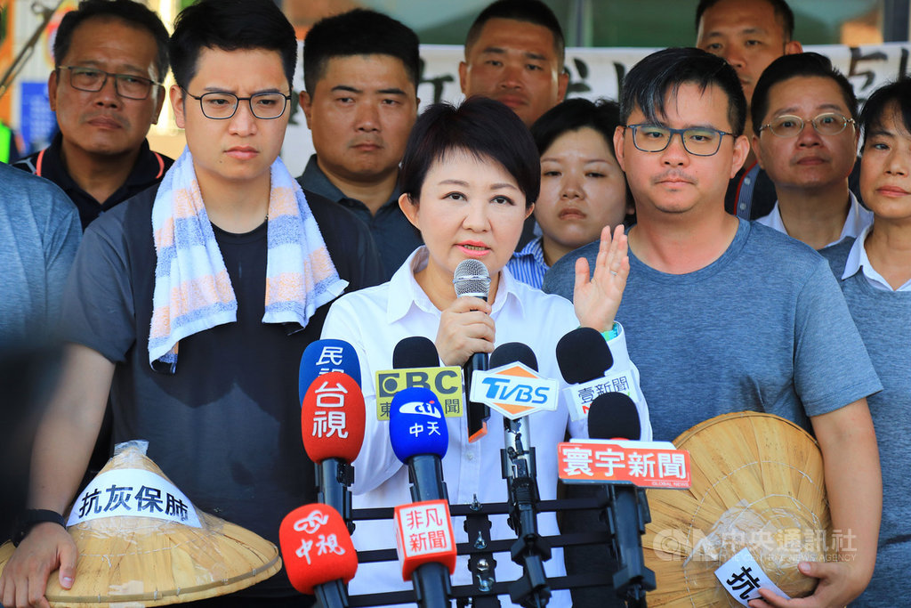 台電中火2號機重啟爭議持續延燒,台中市政府裁罰新台幣200萬元,市長盧秀燕(前中)29日探視在中火前靜坐抗議的市議員與民眾後表示,環保局經蒐集相關證據後,決定再裁罰2000萬元,並將負責人函送法辦。中央社記者蘇木春攝 109年6月29日