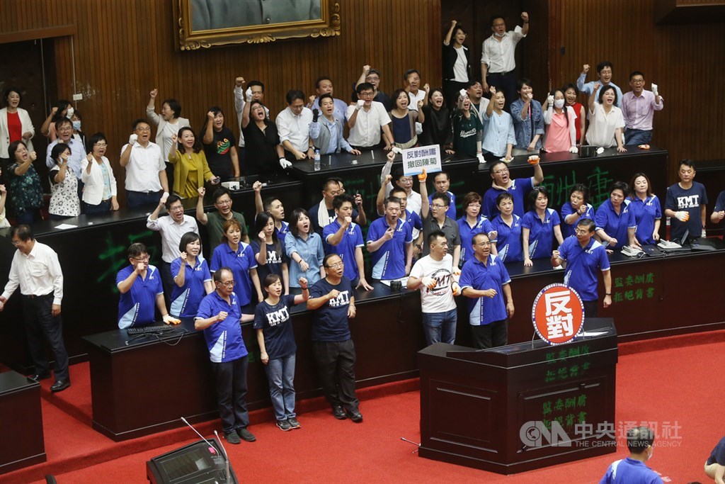 國民黨立委29日持續占領立法院議場,民進黨立委上午攻入議場,藍綠雙方推擠將近1小時,民進黨立委已取得主席台主導權,約12時06分,主席台上的國民黨立委已全數遭清空,也結束約20個小時的占據行動。中央社記者鄭傑文攝 109年6月29日