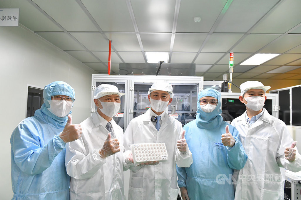 新竹市政府透過經濟部小型企業創新研發計畫(SBIR),幫助一間光學業者開發出抗菌又透氧的矽水膠隱形眼鏡,外銷至歐洲,新竹市長林智堅(中)29日前往該公司隱形眼鏡製程廠區參觀。(新竹市政府提供)中央社記者魯鋼駿傳真 109年6月29日