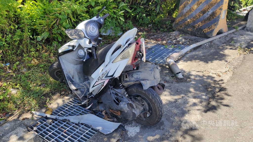 台東縣成功鎮忠孝國小棒球隊主力投手溫峻緯將要畢業,29日卻因車禍與騎機車載他上學的阿嬤雙雙魂斷校門前。圖為遭撞爛的機車。中央社記者李先鳳攝 109年6月29日