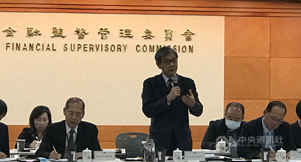 金管會主委黃天牧29日表示,金融業負責人應具備資格條件採取正面表列,但科技業的歷練並未列入,為了因應當前科技數位化,6月中旬已交代各局檢討負責人資格條件,增加對科技及新創的認可標準。中央社記者劉姵呈攝 109年6月29日