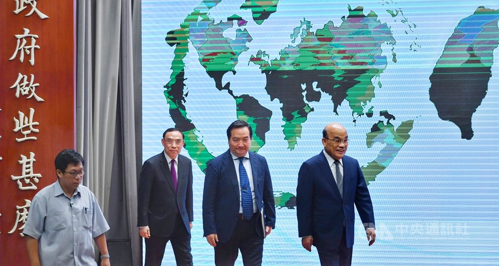 行政院29日舉行「兩公約第三次國家報告發表記者會」,行政院長蘇貞昌(右起)率政務委員羅秉成、法務部長蔡清祥等人出席。中央社記者王飛華攝 109年6月29日