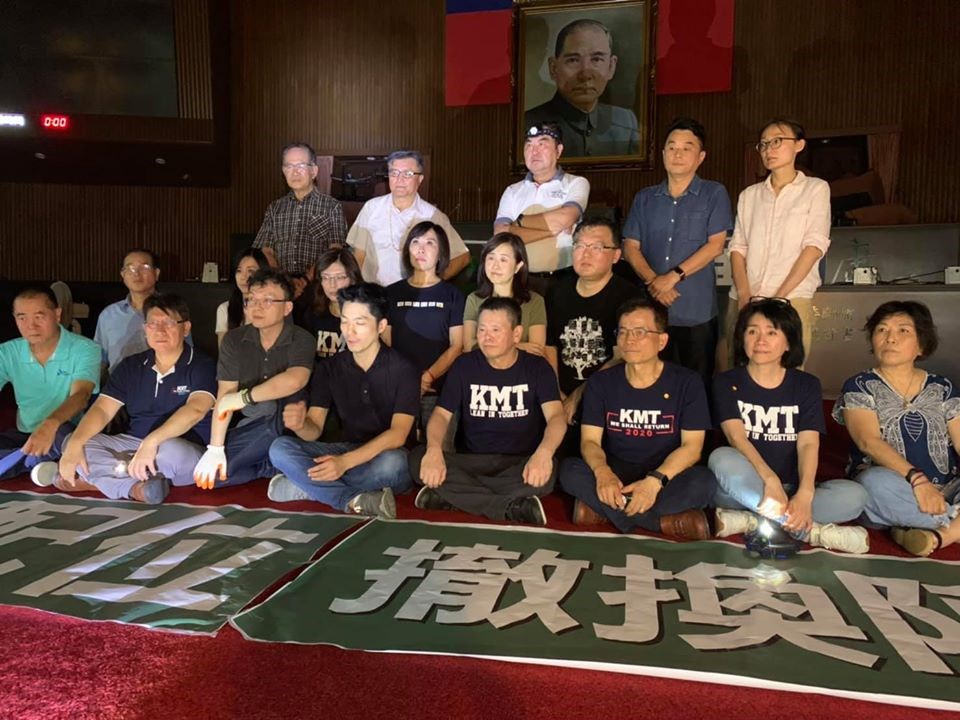 國民黨立法院黨團抗議總統提名陳菊出任監察院長,28日破門占據立院議場。國民黨團總召林為洲(前右4)表示,抗爭行動沒有設定時程,可能超過3天3夜。(圖取自facebook.com/linweijo)