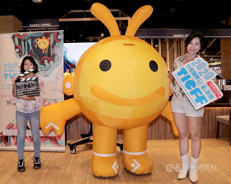 「2020台灣國際兒童影展」由演員丁寧(右)擔任影展推薦人,她29日與女兒Audrey(左)一同出席活動,丁寧表示,家長陪伴觀影很重要,需要注意孩子看什麼影片,並與他們做討論。(公視提供)中央社記者葉冠吟傳真 109年6月29日