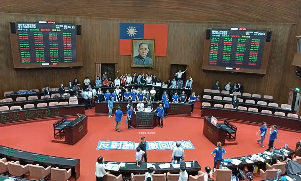 國民黨立委28日突襲占據立法院議場,民進黨立委29日上午11時突圍進入議場,以人數優勢強力排除,約一小時搶回主席台主導權。(圖取自facebook.com/kmtcaucus)