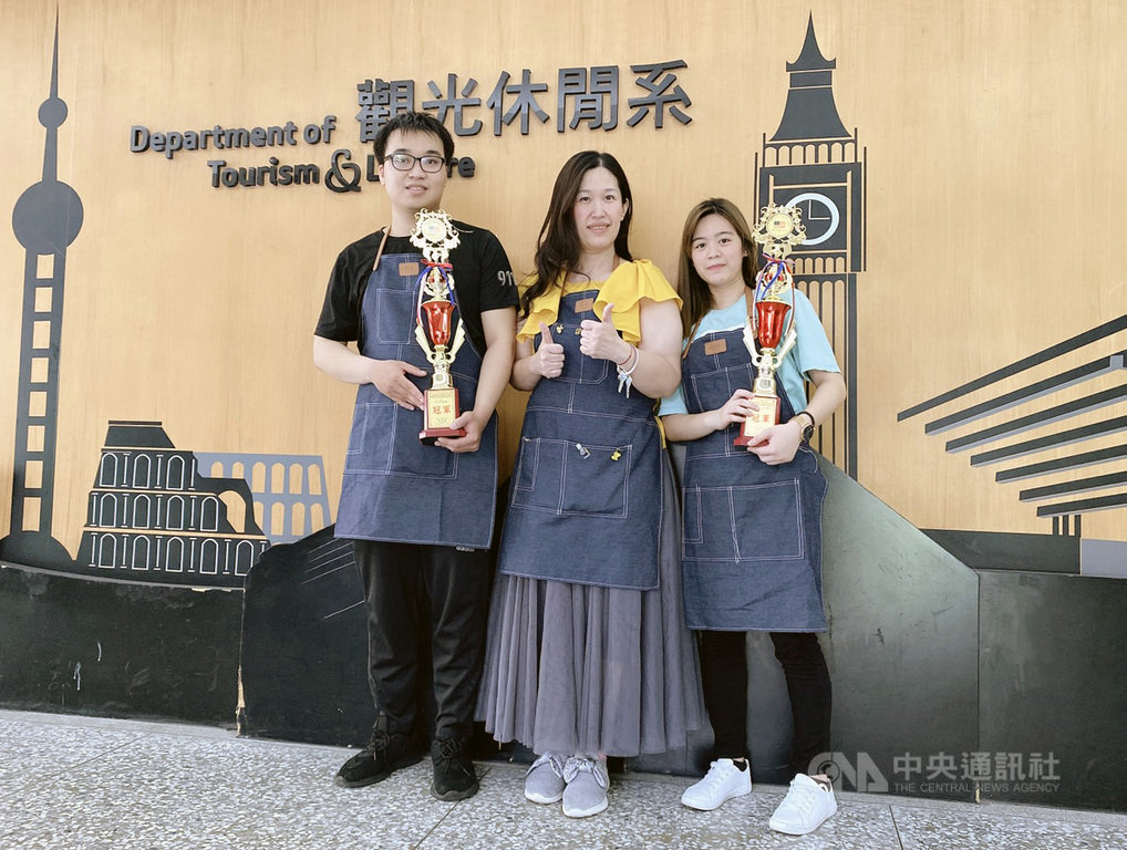 龍華科技大學觀光休閒系教師林奕慬(中)指導系上學生陳淑婷(右)、阮文上(左)參加由美國密西根MNS協會主辦的2020第13屆美國MNS國際菁英盃競賽,分別在3D咖啡立體雕花及手沖咖啡組獲得冠軍。(龍華科大提供)中央社記者許秩維傳真 109年6月30日