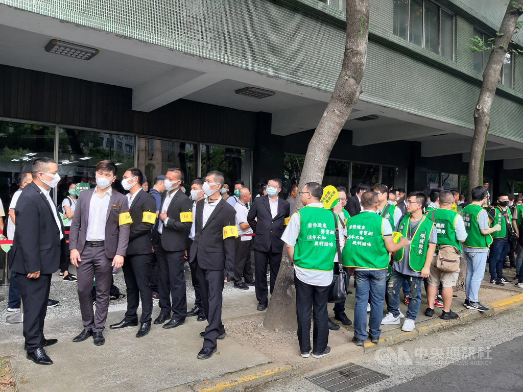 大同公司30日舉行股東常會改選董事,公司派出糾察隊,與市場派人馬對峙。中央社記者潘智義攝 109年6月30日