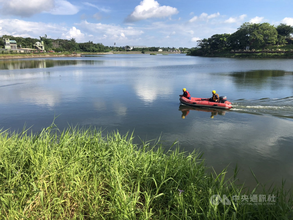苗栗縣陳姓男子29日晚間與家人到造橋鄉龍昇村龍湖宮大潭邊散步,臨時起意下水游泳,卻在湖中失聯;警消漏夜協尋未果,30日上午再度在湖面搜索,尋獲陳男遺體。中央社記者管瑞平攝 109年6月30日