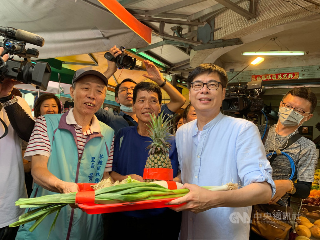 民進黨高雄市長補選參選人陳其邁(右2)30日到三和市場拜票,有民眾送上蒜苗祝陳其邁「凍蒜」。中央社記者王淑芬攝 109年6月30日