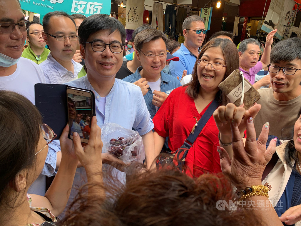 民進黨高雄市長補選參選人陳其邁(中左)30日到三和市場拜票,民眾熱情送上櫻桃和咖啡等,讓陳其邁很感動,對於民眾要求合照簽名陳其邁也都來者不拒。中央社記者王淑芬攝 109年6月30日