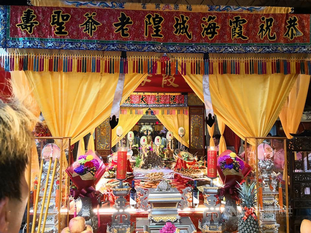 台北霞海城隍爺誕辰將至,壽宴將會比往年盛大,以往請的8尊神明陣容將「升級」成16尊,一起為城隍爺慶生。圖為去年壽宴盛況。(台北霞海城隍廟提供)中央社記者陳怡璇傳真 109年6月30日