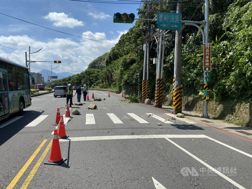 基隆市北寧路旁邊坡30日有一顆大石滾落,碎裂成數塊占據車道,公路總局基隆工務段立即派遣機具和人員前往清理,上午10時50分許清除完畢,已恢復雙向通車。(讀者提供)中央社記者王朝鈺傳真 109年6月30日