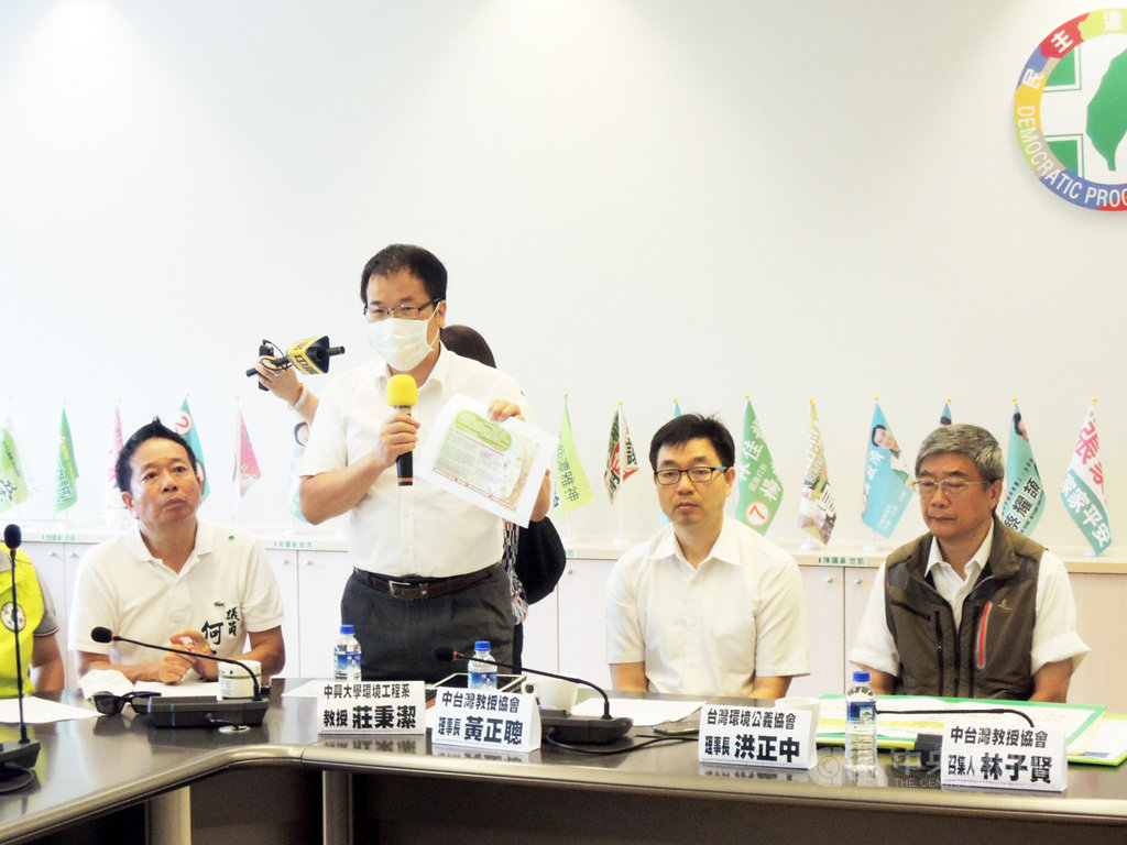 中火爭議延燒,台中市議會民進黨團30日邀請中興大學教授莊秉潔(左2)、前台中市環保局長洪正中(右)、中部教授協會理事長黃正聰(右2)等人出席,釐清爭議。中央社記者郝雪卿攝 109年6月30日