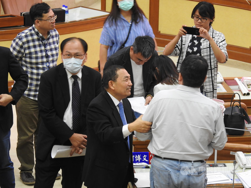新北市議會30日進行市政總質詢,有議員質詢時批評捷運環狀線板橋站聯開案價值遭低估;市長侯友宜答說,仍有檢討空間。圖為侯友宜(前中)到台下與議員溝通。中央社記者王鴻國攝 109年6月30日