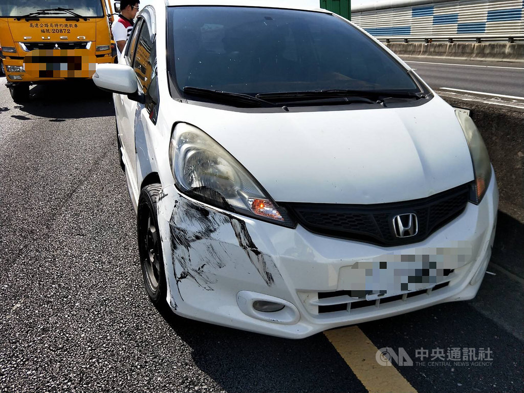有民眾在臉書社團(Facebook)發布一段惡意逼車造成車禍影片,國道公路警察局30日表示,初步調查雙方都未飲酒,但都已違反道路交通管理處罰條例,除罰款外也會吊銷駕照及吊扣牌照3個月。(國道公路警察局提供)中央社記者吳睿騏桃園傳真 109年6月30日
