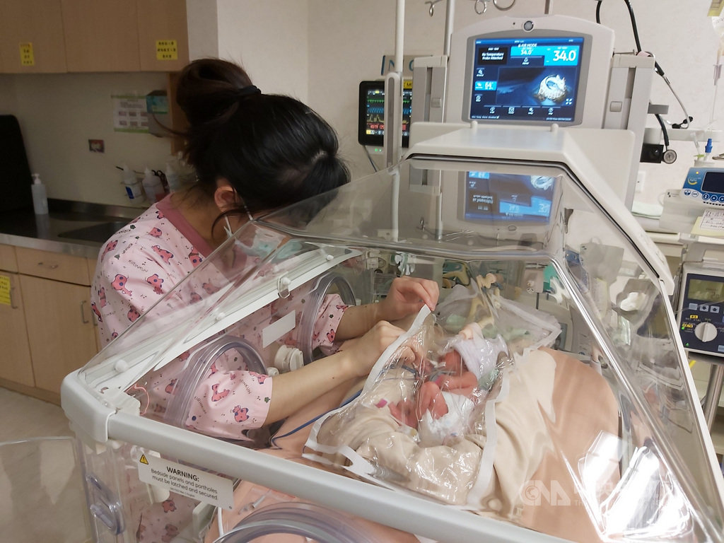 花蓮門諾醫院每年迎接縣內約7成新生兒,其中約有120名早產兒,院內受到麥當勞叔叔之家慈善基金會捐贈2台重症加護型新生兒保溫箱,優先提供給體重低於1000公克或經醫生評估需要使用的早產兒使用。(花蓮門諾醫院提供)中央社記者張祈傳真 109年6月30日