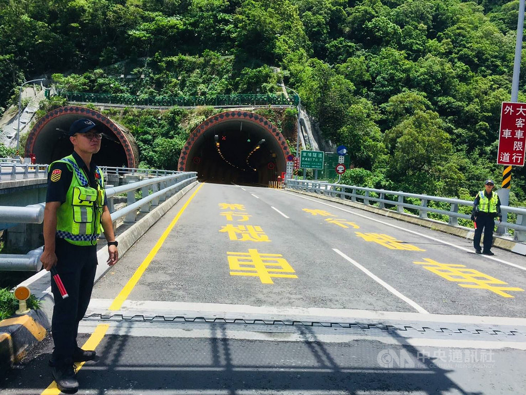 公路總局宣布30日中午12時起至12月31日中午12時,試辦南迴改草埔森永隧道開放大型重型機車通行,屏東警方這段期間將加派警力取締違規。(屏東縣警局提供)中央社記者郭芷瑄傳真 109年6月30日