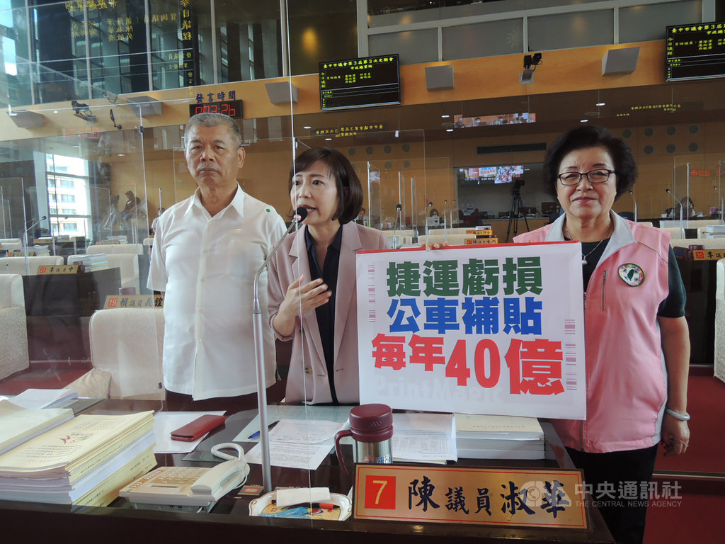 台中市10公里免費公車優惠對象不分市民或非市民,市議員陳淑華(中)、邱素貞(右)、蕭隆澤(左)30日建議應該調整公車政策,避免造成更多財政壓力。中央社記者郝雪卿攝 109年6月30日