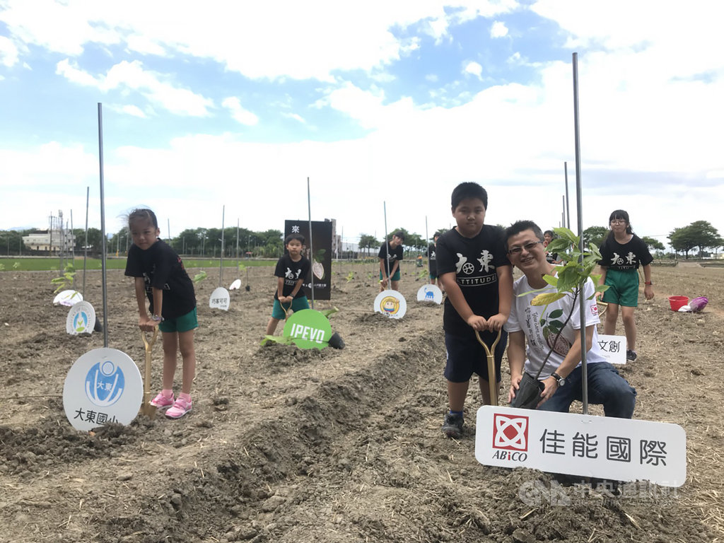 雲林縣大東國小30日舉辦畢業可不可畢業典禮,13名畢業生和企業家一同種下可可樹苗,象徵種下希望的種子,大家相約3年後採收。中央社記者姜宜菁攝 109年6月30日