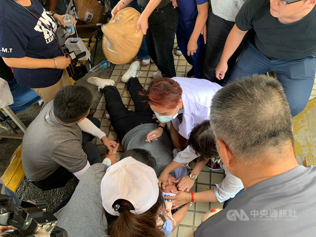 為抗議台中火力發電廠重啟2號機組,國民黨籍台中市議員黃健豪等人28日到中火外靜坐抗議,29日中午起絕食,曾捐肝救父的黃健豪30日下午身體不適昏倒送醫治療。(台中市議會國民黨團提供)中央社記者郝雪卿傳真 109年6月30日