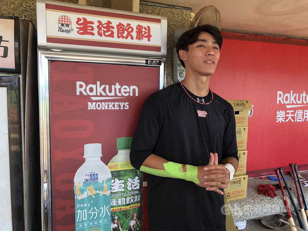 中職樂天桃猿隊30日起與中信兄弟隊打2連戰,桃猿隊野手陳晨威(圖)右手腕內側有點發炎、板凳待命,7月1日將安排MRI(核磁共振成像)詳細檢查。中央社記者謝靜雯攝 109年6月30日