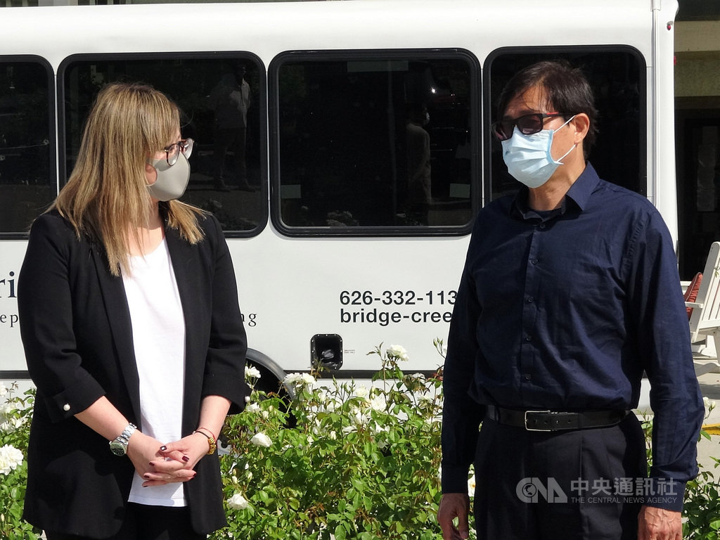 北美洲台灣商會聯合總會會長汪俊宇(右)與台裔加州參議員張玲齡(左)送口罩到加州養老院。台美商會向台灣廠商購買840萬片口罩已經運抵美國,目標送出千萬片。中央社記者林宏翰洛杉磯攝 109年6月30日