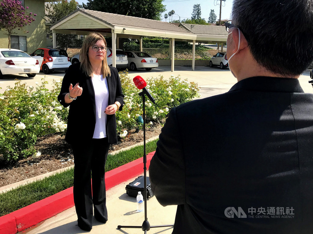 台裔加州參議員張玲齡(左)表示,疫情升溫,不少恢復營業的商家又再關閉,她認為戴口罩是重要的防疫措施。中央社記者林宏翰洛杉磯攝 109年6月30日