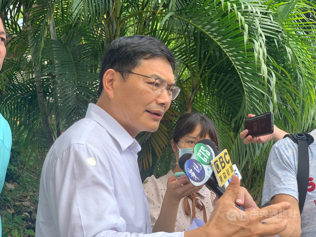 台灣民眾黨高雄市長補選參選人吳益政(前)30日向對手喊話,盼在選戰中提出好的政策,勿只是「賣萌」,應回歸到政策,希望選戰成為解決方案競逐的場域。中央社記者王淑芬攝 109年6月30日