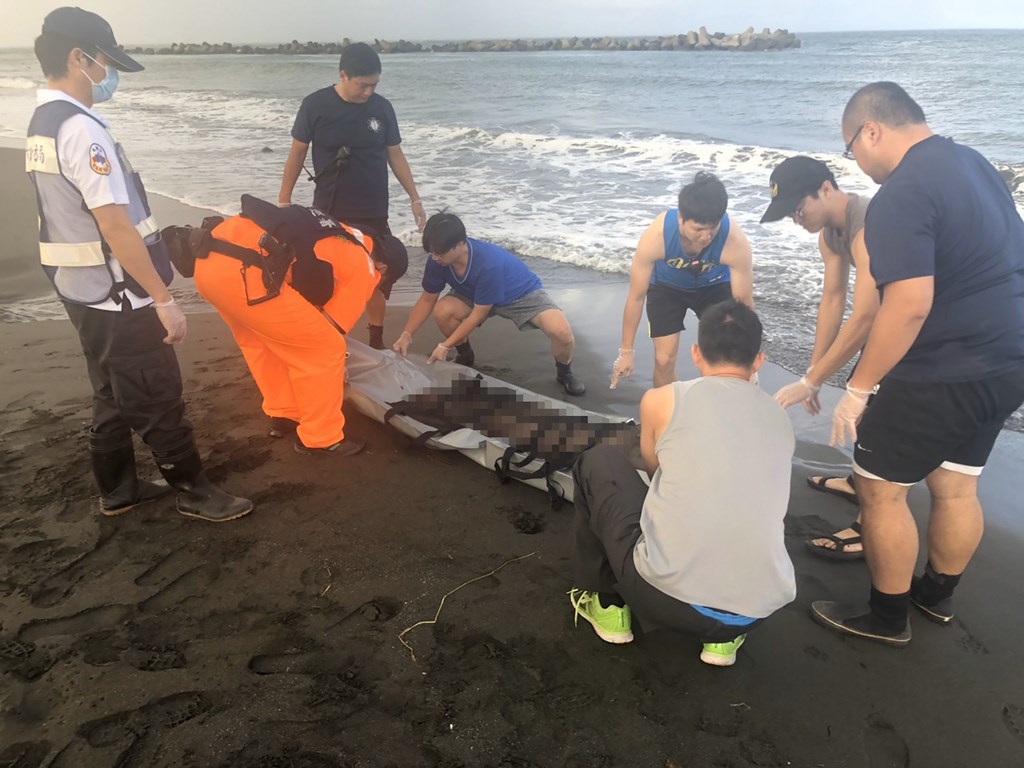 高雄市林園區海灘30日赫見一具裸女屍,年約50歲、身分不詳,頭部疑有撕裂傷及乾涸血跡,檢警相驗後不排除他殺,已送高雄市立殯儀館冰存,移請高雄檢警調查死因。(海巡提供)中央社記者程啟峰高雄傳真 109年6月30日