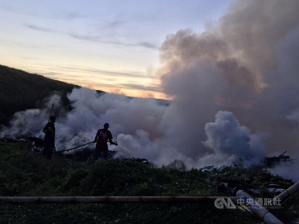 澎湖離島七美西湖垃圾掩埋場29日下午發生火警,澎湖警消岸巡單位全都出動救火,30日清晨6時多現場又冒煙悶燒,公所與消防人員全力灌救,燃燒面積約100平方公尺。(澎湖消防局)中央社 109年6月30日