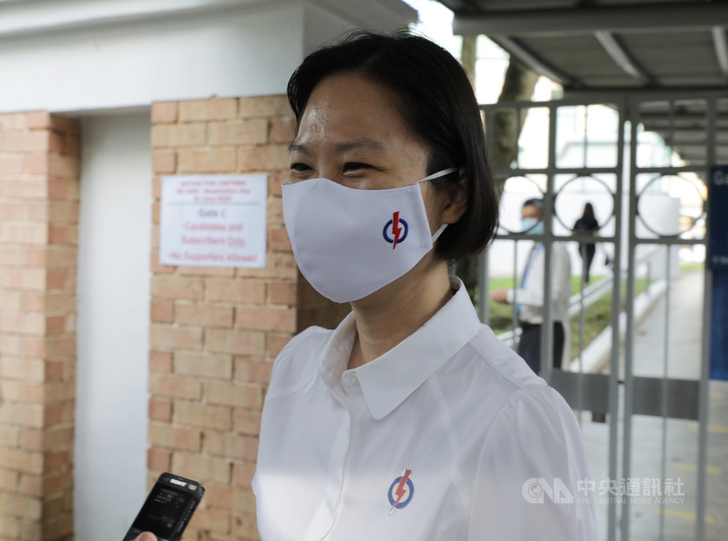 新加坡30日大選提名日,由11個政黨192名候選人競逐包括單選區與集選區共93席,圖為代表人民行動黨角逐瑪麗蒙單選區的新加坡首位女准將顏曉芳。中央社記者黃自強新加坡攝 109年6月30日