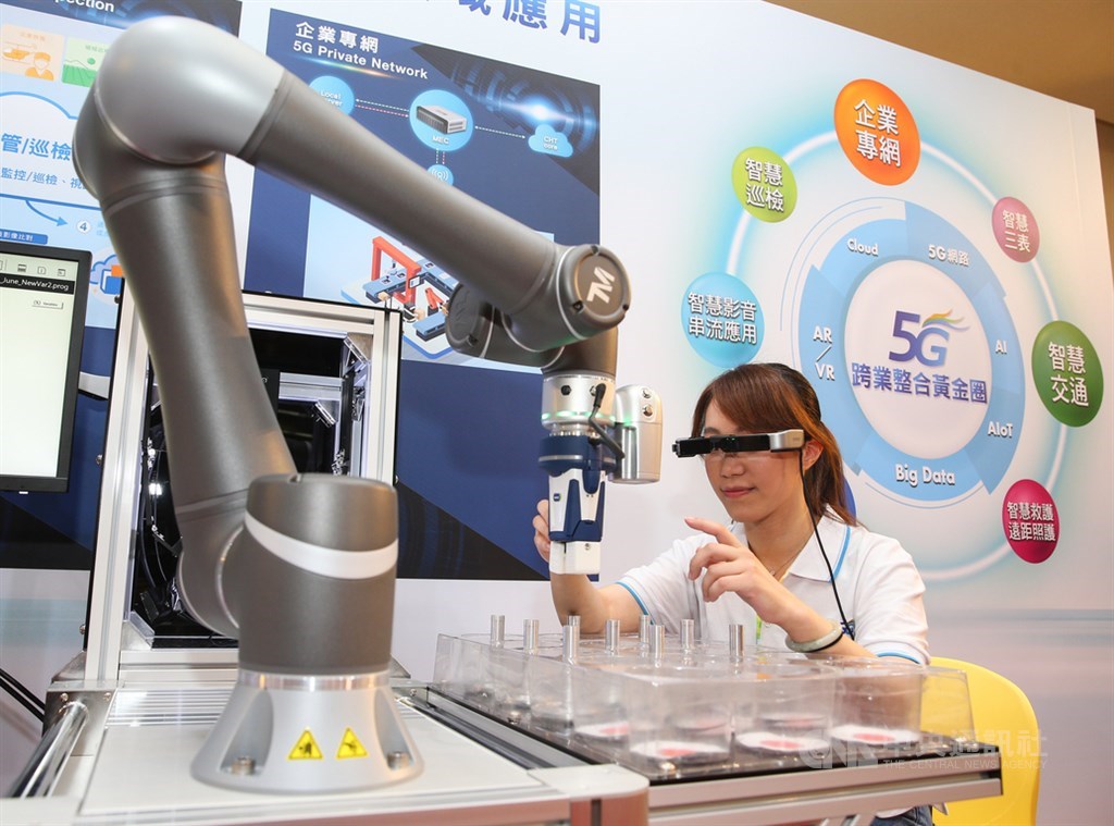 中華電信30日舉行5G啟用典禮,現場可搶先體驗5G的眾多服務,中華電信宣布將和產業攜手,跨業整合、加速5G創新應用。中央社記者謝佳璋攝 109年6月30日