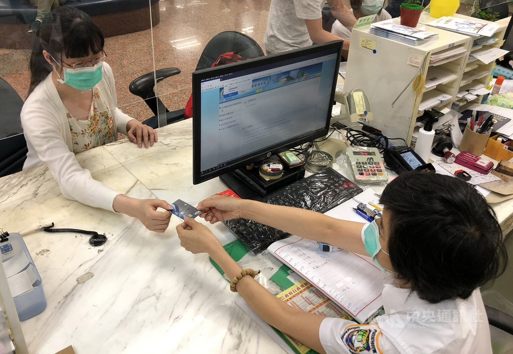 移民署30日發布新聞稿表示,為方便民眾繳納各項移民業務規費,並配合行政院推動行動支付普及政策,7月1日起開放民眾在各直轄市、縣(市)的25個服務站及7個機場港口櫃檯,使用信用卡及行動支付等多元支付方式繳納規費。(移民署提供)中央社記者黃麗芸傳真 109年6月30日