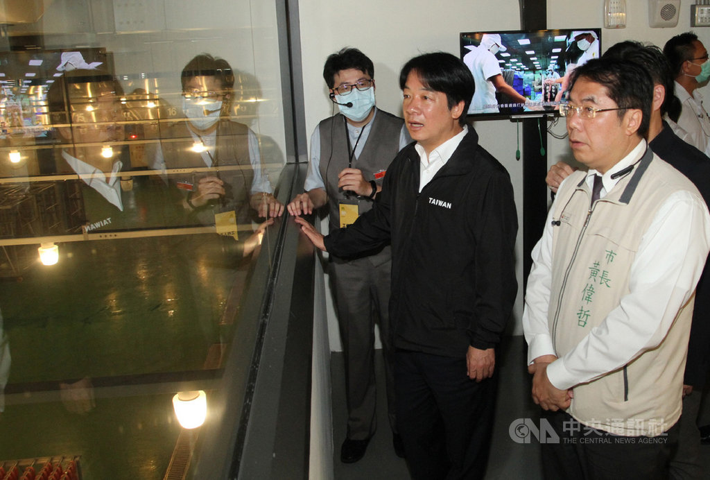 副總統賴清德(前左)30日前往位於台南市的黑橋牌食品觀光工廠,由台南市長黃偉哲(前右)陪同,在導覽人員帶領下參觀肉品加工產線。中央社記者楊思瑞攝 109年6月30日