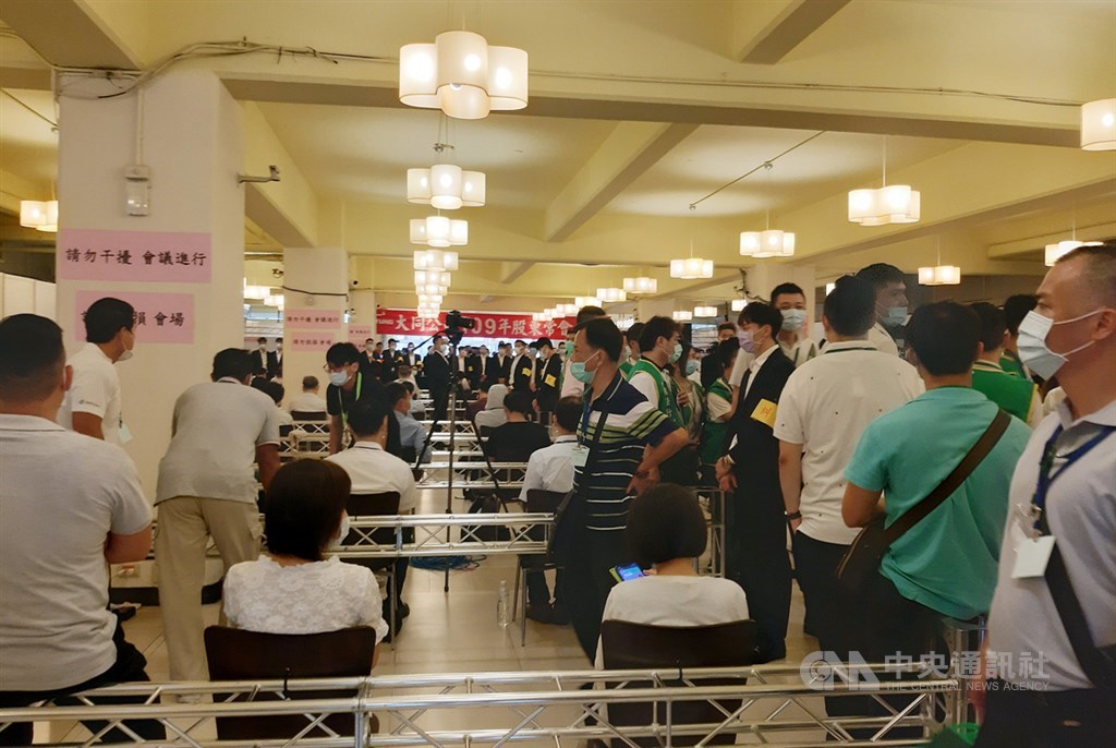 大同公司30日舉行股東常會改選董事,主持會議的董事長林郭文豔與股東區保持相當距離。中央社記者潘智義攝 109年6月30日