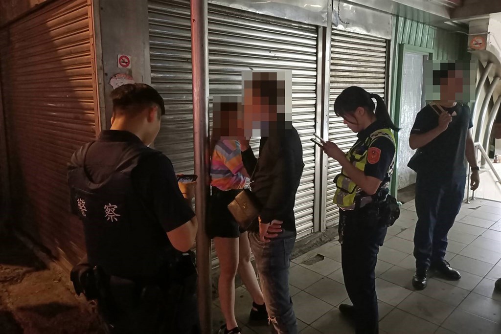 桃園市警局中壢分局追查,30日在苗栗縣查獲於27日在中壢火車站親吻女童的外籍女移工,短髮外型及穿著一度被誤認為是男性,警方已經依刑法強制罪及性騷擾防治法送辦。(桃園市警局中壢分局提供)中央社
