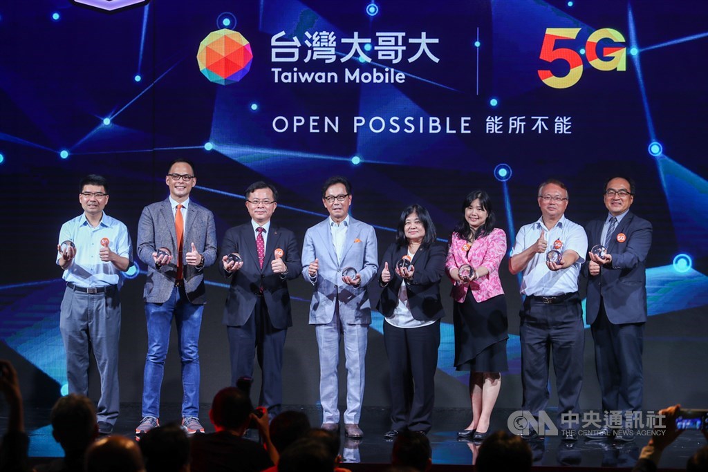 台灣大哥大30日下午舉行5G開台記者會,台灣大哥大總經理林之晨(左2起)、國家通訊傳播委員會(NCC)主委陳耀祥、台灣大哥大董事長蔡明忠等嘉賓共同參與見證。中央社記者王騰毅攝 109年6月30日
