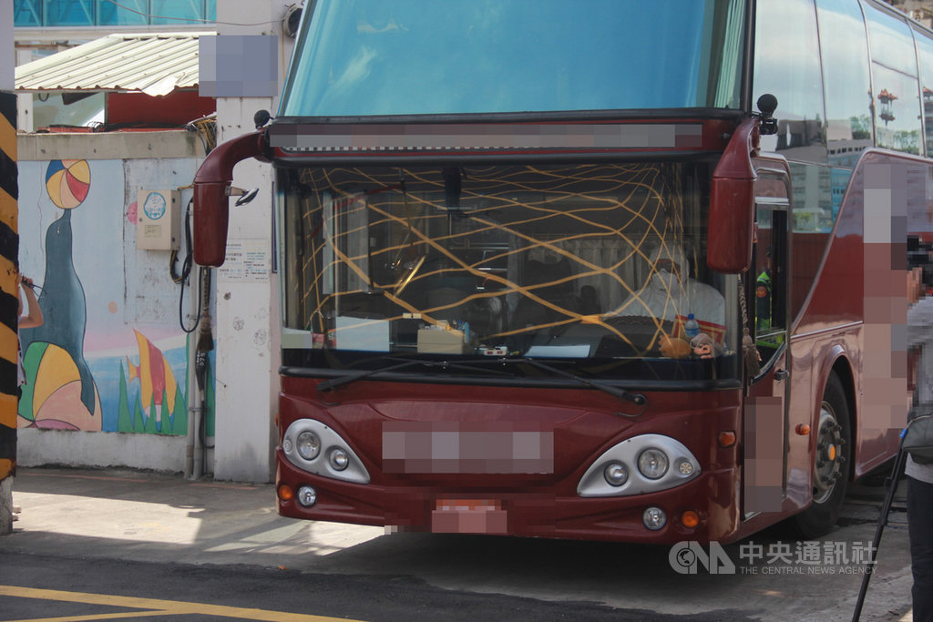 搭載588名船員的郵輪「探索夢號」30日上午靠泊基隆港,其中50名船員留在船上,其餘船員載送到旅館居家檢疫,遊覽車司機也穿著全套防護衣做好萬全準備。中央社記者王朝鈺攝 109年6月30日