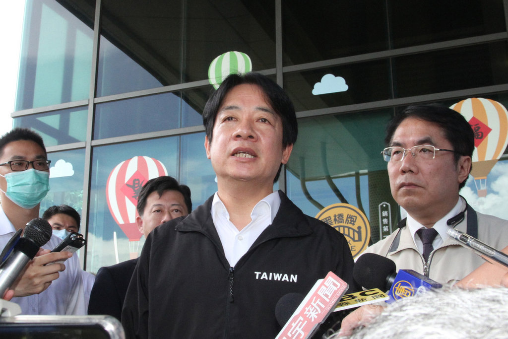 副總統賴清德(右2)30日前往台南市的黑橋牌食品觀光工廠參訪,接受媒體聯訪時,對監察院長被提名人陳菊的人事案表示,應該讓提名案進入實質審查,大家可以針對想知道的事提出質詢,相信陳菊會有很好的答覆。右為台南市長黃偉哲。中央社記者楊思瑞攝 109年6月30日