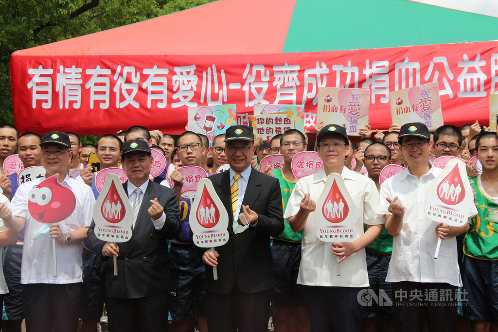 內政部長徐國勇(前中)30日到台中成功嶺主持替代役212梯次基礎訓練結訓典禮,這梯次共有895名警大及警專畢業生結訓,並視察役男受訓學習初級救護技術員(EMT1)成果,及役男捐血活動。中央社記者蘇木春攝 109年6月30日