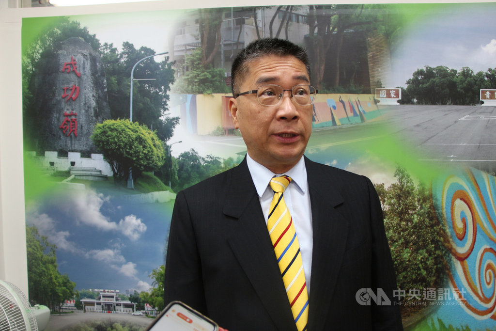 內政部長徐國勇(圖)30日到台中成功嶺視察役男受訓學習成果,受訪時表示,已編列預算採購警用電擊槍,讓員警在人多密閉空間執勤,制伏歹徒時方便使用,預計今年就可以撥用到各單位包括派出所,將列為執勤共同裝備。中央社記者蘇木春攝 109年6月30日