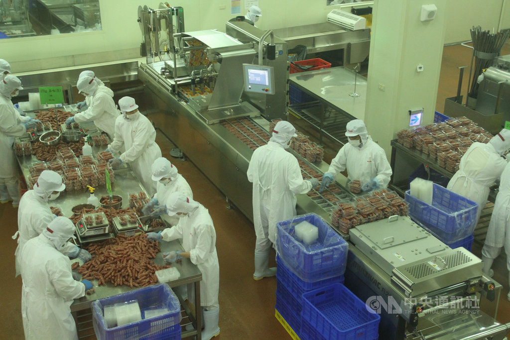 副總統賴清德30日前往位於台南市的黑橋牌食品觀光工廠參訪,圖為廠內肉品加工產線運作情況。中央社記者楊思瑞攝 109年6月30日