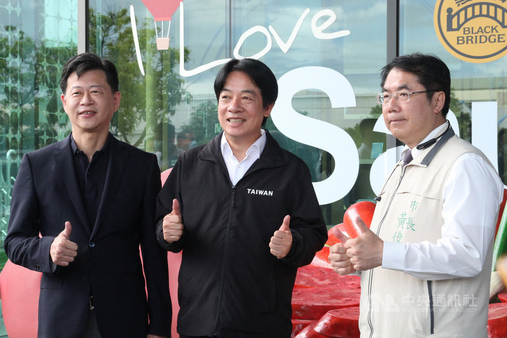 副總統賴清德(中)30日到台南參訪黑橋牌食品觀光工廠,與黑橋牌董事長陳春利(左)、台南市長黃偉哲(右)合影留念。中央社記者楊思瑞攝 109年6月30日