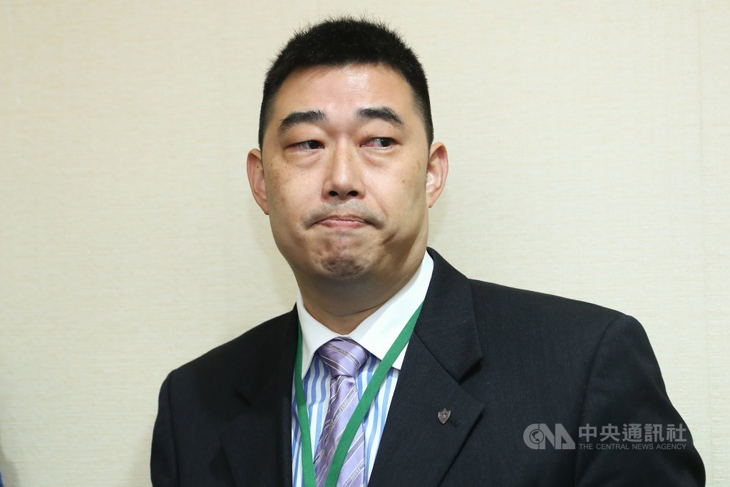 大法官30日對黨產條例釋憲案進行言詞辯論,律師葉慶元(圖)受訪表示,中國國民黨是受黨產條例影響最大的當事人,卻只能與中投等公司共用10分鐘陳述時間,嚴重違反程序正義。中央社記者王騰毅攝 109年6月30日