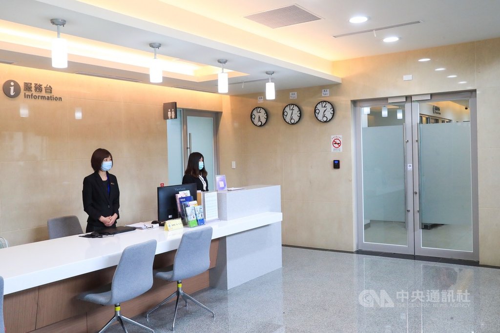 歷時近3年國家運動訓練中心新建宿舍工程,近期陸續完工,盼提供教練、選手舒適的居住品質。圖為宿舍一樓大廳服務台。中央社記者吳家昇攝 109年6月30日