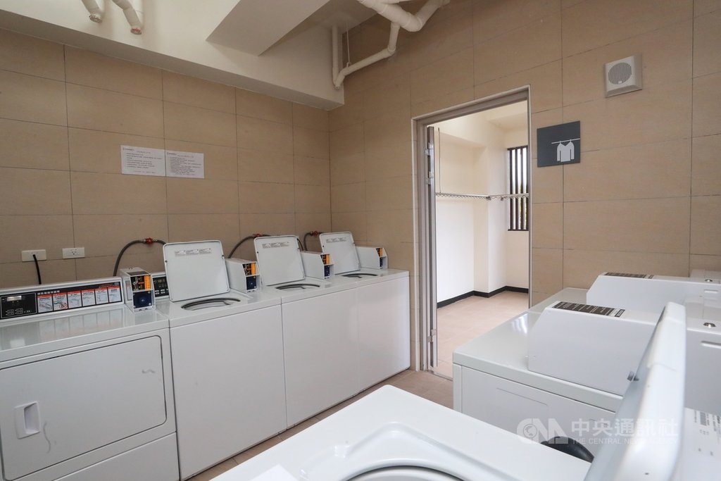 歷時近3年國家運動訓練中心新建宿舍工程,近期陸續完工,採飯店式管理服務,既舒適又安全。圖為宿舍烘衣房,可供烘衣及晾衣。中央社記者吳家昇攝 109年6月30日