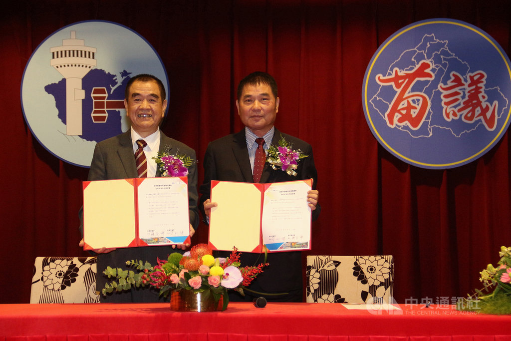 苗栗縣議會與基隆市議會締結姊妹會,30日由基隆市議長蔡旺璉(左)與苗栗縣議長鍾東錦(右)共同簽訂友好交流合作協定,兩地方議會締結姊妹會是全國首例。中央社記者管瑞平攝 109年6月30日