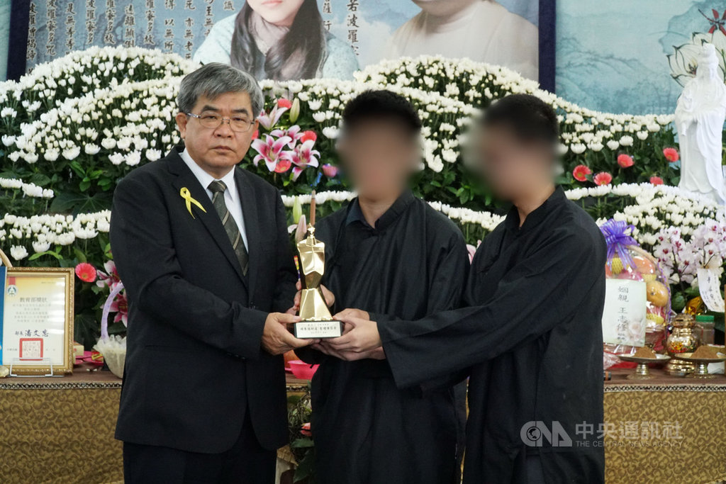 新竹縣竹北國小蔡姓主任日前布置畢業典禮會場,在檢查天花板時墜落身亡,30日舉行告別式,教育部政務次長蔡清華(左)到場致祭,並頒發教育界最高榮譽「師鐸獎」。(新竹縣政府提供)中央社記者郭宣彣傳真 109年6月30日