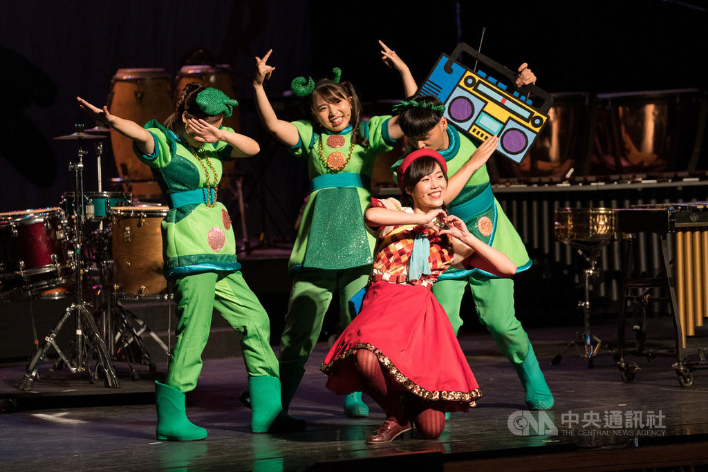 朱宗慶打擊樂團推出豆莢寶寶兒童音樂會,將在全台巡演30場,以打擊樂為媒介,結合樂器與節奏,搭配活潑唱跳,讓家長與孩子共度動感音樂時光。(朱宗慶打擊樂團提供)中央社記者趙靜瑜傳真 109年6月30日