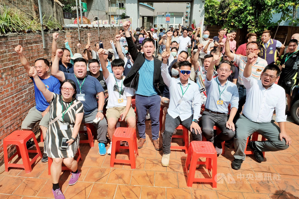 「罷免王浩宇」總部30日在桃園市中壢區成立,活動領銜人唐平榮(前中)表示,希望在12月25日前舉行罷免投票,並衝出10萬張同意票,在王浩宇第2任議員任期滿2年前罷免下台。中央社記者吳睿騏桃園攝 109年6月30日
